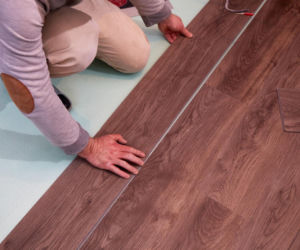 Panele laminowane czy winylowe – które rozwiązanie sprawdzi się lepiej w Twoim domu?