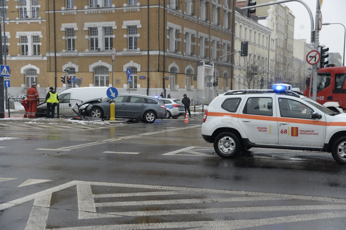 Warszawa. Wypadek na skrzyżowaniu ulic: alei Solidarności i ulicy Jagielońskiej.