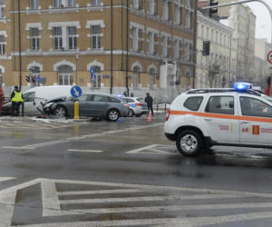 Warszawa. Wypadek na skrzyżowaniu ulic: alei Solidarności i ulicy Jagielońskiej.