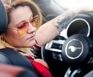 Lena i Ford Mustang Convertible