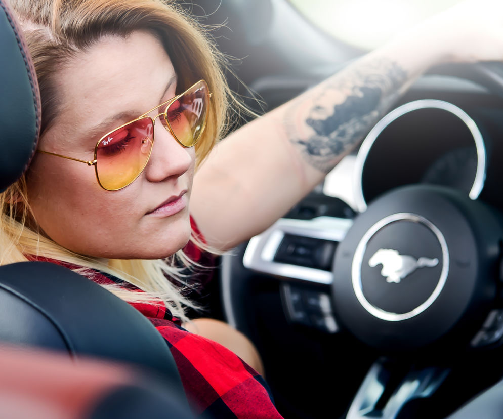Lena i Ford Mustang Convertible