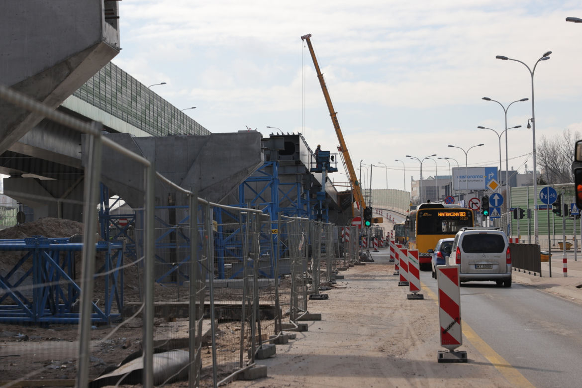 Budowa estakady na skrzyżowaniu Marsa i Żołnierskiej. Wiadukt rośnie w oczach 
