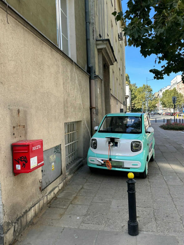 "Kucyk" na uwięzi. Tak w prokuraturze ładowali elektryczne auto. Przedłużacz zwisał z okna