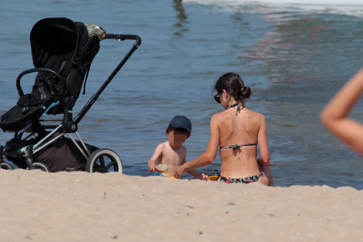 Marta Kaczyńska na plaży karmi dziecko piersią