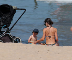 Marta Kaczyńska na plaży karmi dziecko piersią