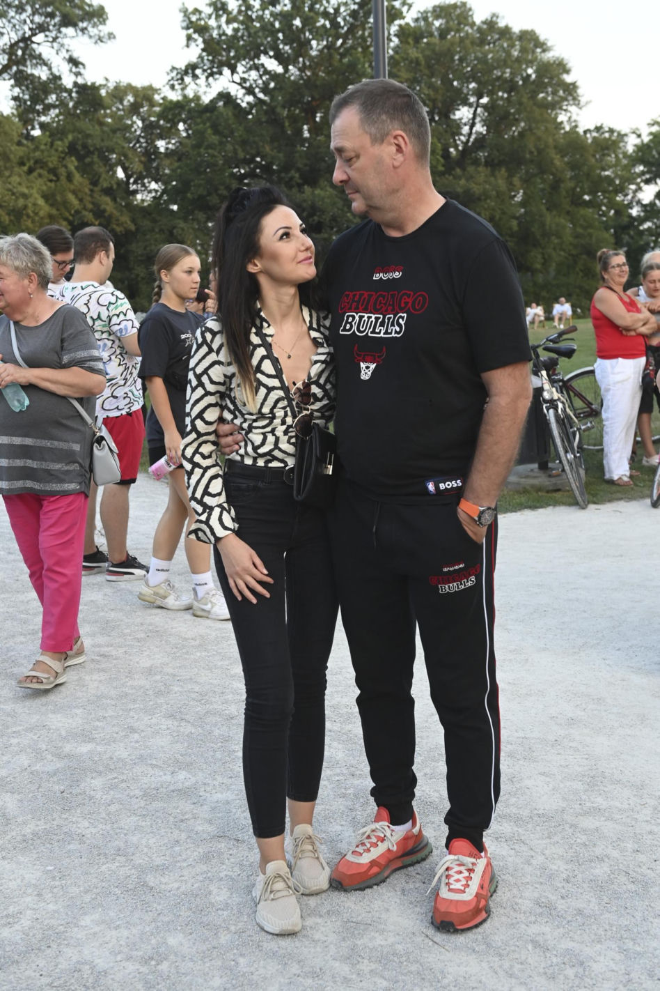 Jacek Rozenek z partnerką i synem na premierze filmu