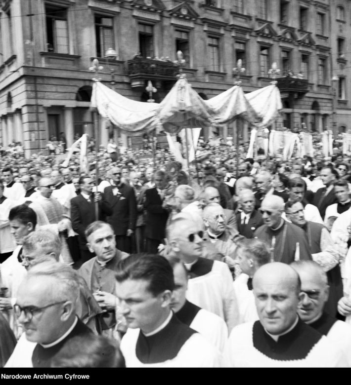Uroczystość Bożego Ciała w Warszawie celebrowana przez Prymasa Polski kardynała Stefana Wyszyńskiego - 1957 rok