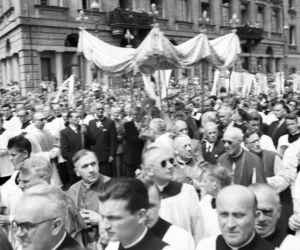 Uroczystość Bożego Ciała w Warszawie celebrowana przez Prymasa Polski kardynała Stefana Wyszyńskiego - 1957 rok