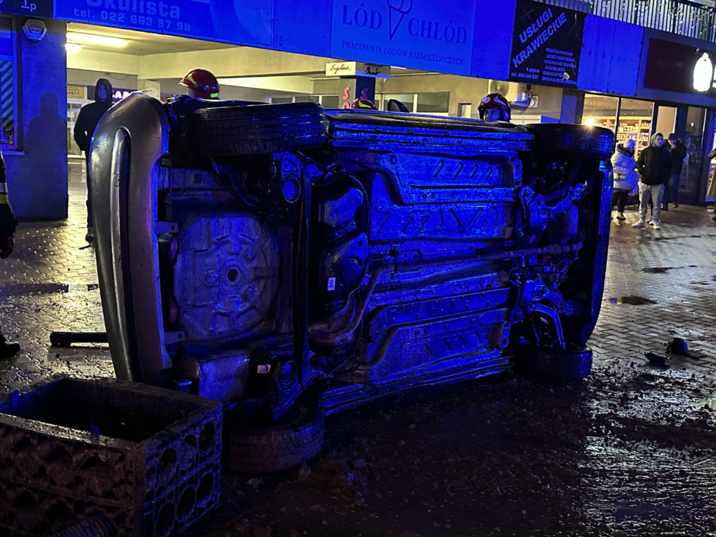 Dachowanie na Bielanach! Skoda huknęła w fiata, są ranni