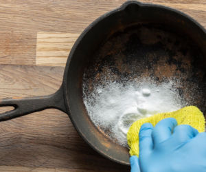 Przez noc namaczam w tym zardzewiałą patelnię, a rano jest niczym nowa ze sklepu. Sposób na pozbycie się rdzy z patelni 