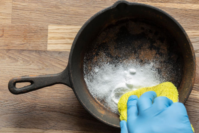 Przez noc namaczam w tym zardzewiałą patelnię, a rano jest niczym nowa ze sklepu. Sposób na pozbycie się rdzy z patelni 