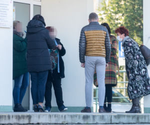 Jolanta Kwaśniewska poszła załatwić sprawy. Jej kierowca w tym czasie...Fuj! Jak tak można?!