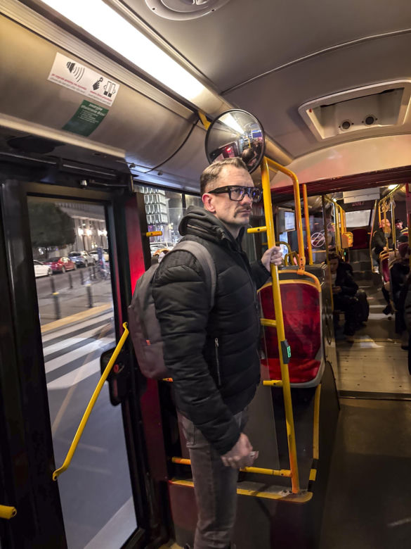 Łukasz Mejza jeździ autobusem