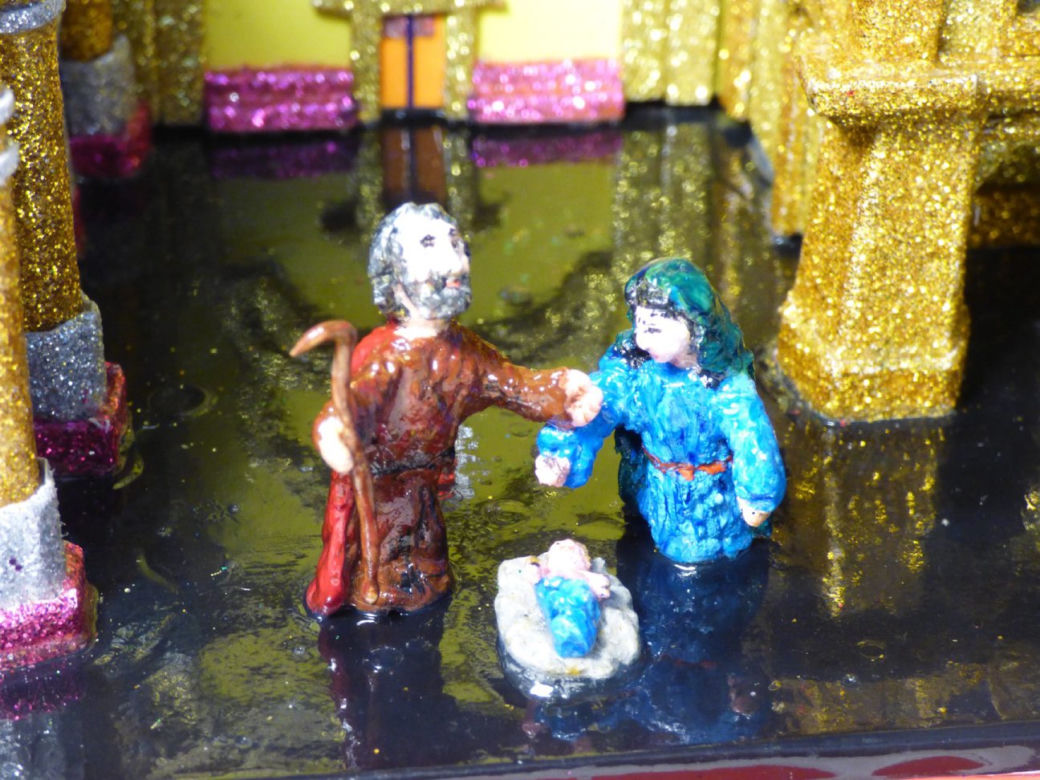 Miniatury szopek krakowskich zamyka w butelce