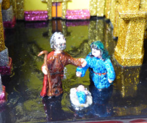 Miniatury szopek krakowskich zamyka w butelce