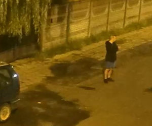 ŁÓDŹ: PODPALILI AUTO, szuka ich policja! Kojarzycie tego mężczyznę?