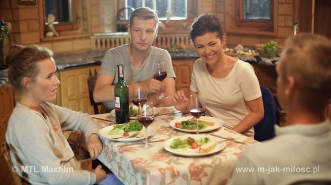 M jak miłość odc. 1178. Paweł Zduński (Rafał Mroczek), Ala (Olga Frycz), Kinga (Katarzyna Cichopek), Piotrek (Marcin Mroczek)