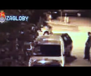 Warszawa: Pijani próbowali jechać samochodem, wjechali w schody sklepu