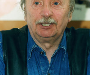 Wojciech Pokora odzywa się z zaświatów i siada z żoną w fotelu