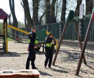 Groza na placach zabaw: Konieczna była interwencja Straży Miejskiej! 