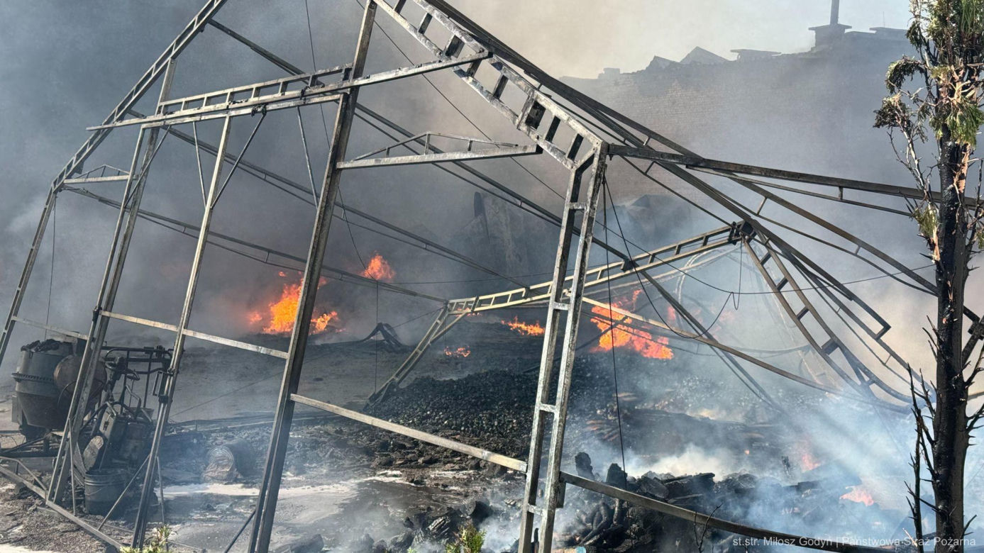 Pożar hali przemysłowej hurtowni zniczy przy ulicy Dojazd w Tarnowie