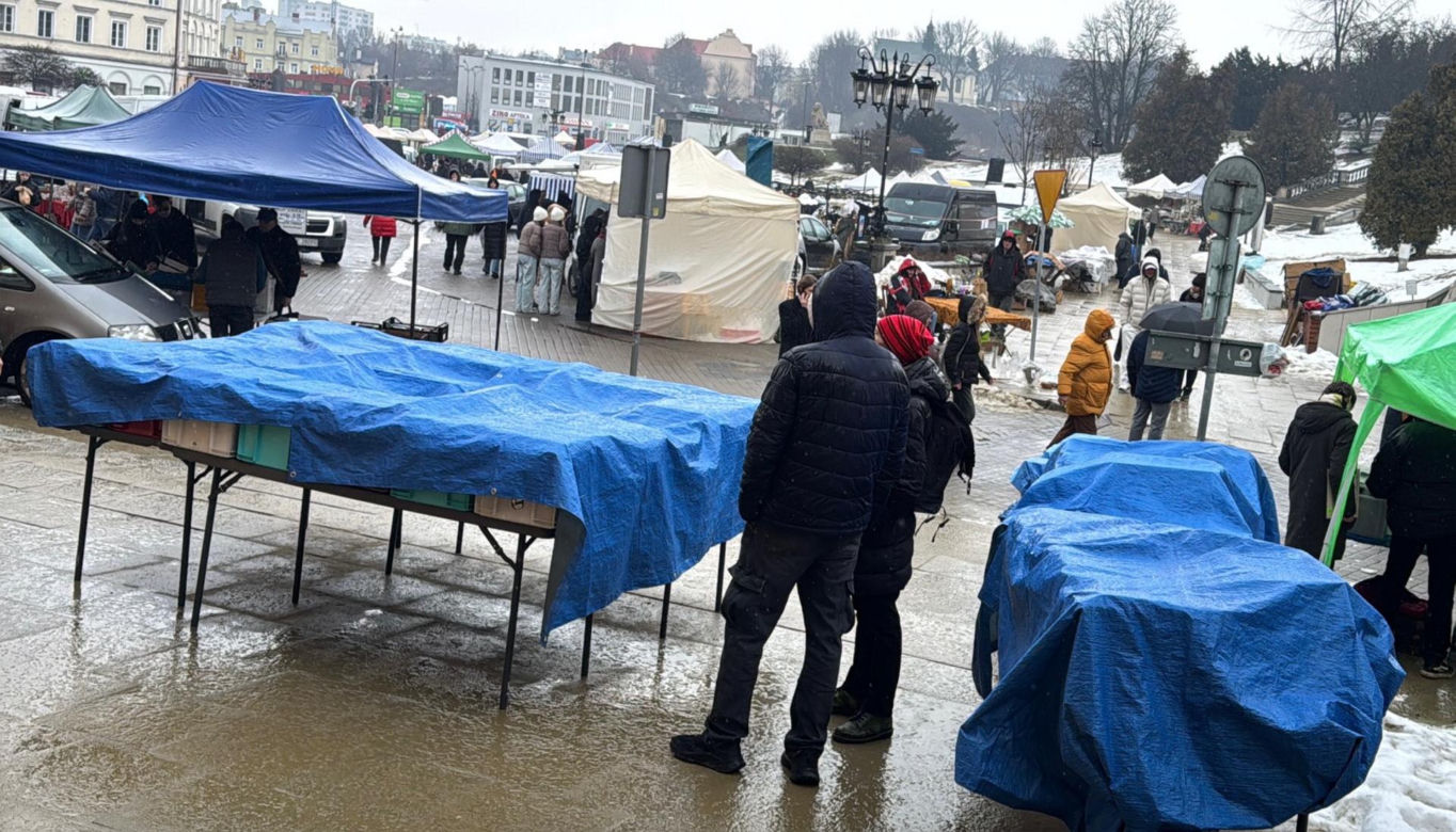 Lubelska Giełda Staroci wróciła po przerwie. Deszcz odstraszył tłumy, ale okazji nie brakowało