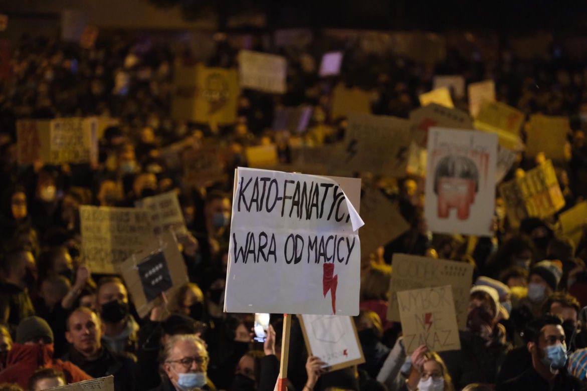 Strajk kobiet w Katowicach. Policja użyła gazu. Są zatrzymania [ZDJĘCIA]