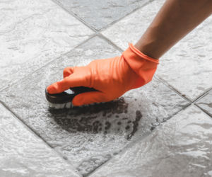 Nałóż 2 składniki na brudne fugi na balkonie. Wyczyści brud ze spoin po zimie