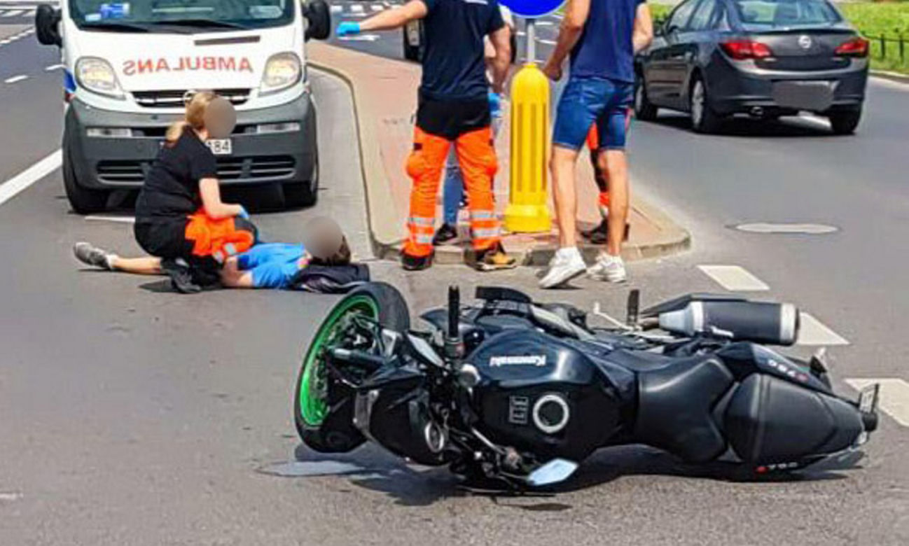 Zderzenie motocykla z samochodem osobowym. Kierowca jednośladu trafił do szpitala