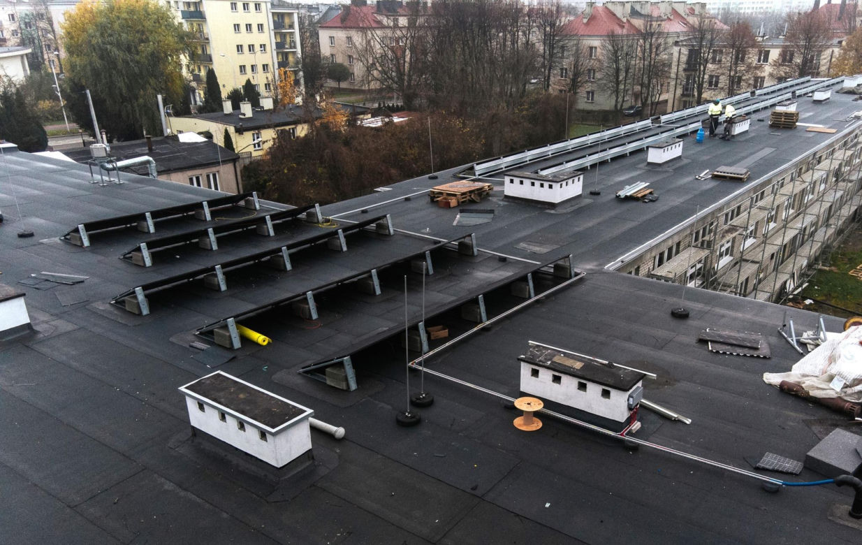 Panele słoneczne na szkole