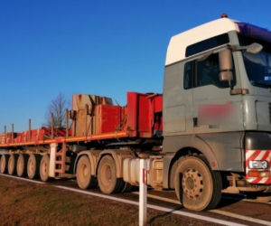 94-tonowy transport. Bez zezwolenia, na zdartych oponach i z szeregiem innych naruszeń