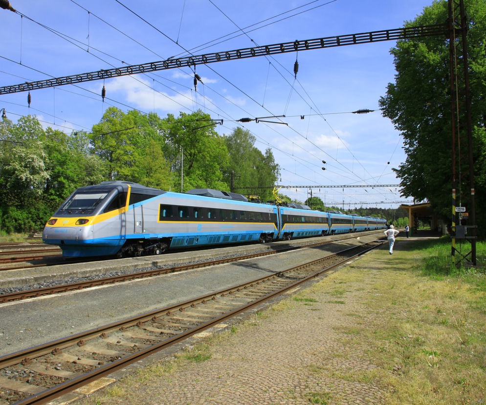 Sońsk. Młody mężczyzna ZGINĄŁ pod kolami Pendolino! Wypadek czy samobójstwo?