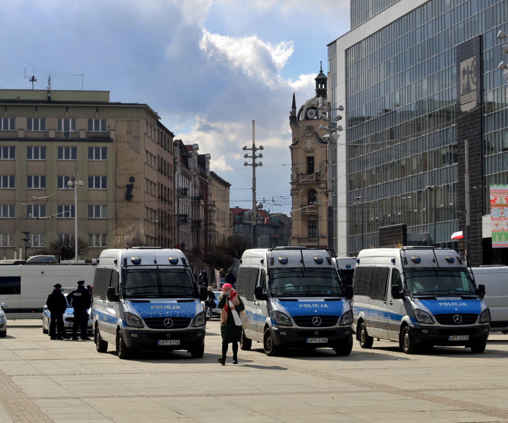 Marsz o wolność w Katowicach. Tak wyglądał liczny protest antycovidowców 