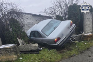 Kierowca bmw próbował rozjechać policjanta. Później huknął w ogrodzenie