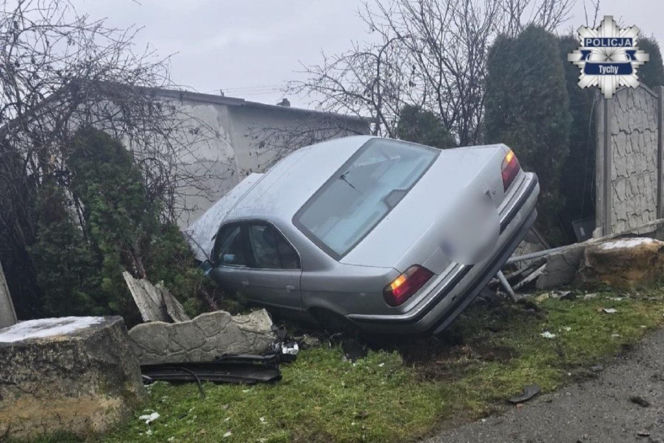 Kierowca bmw próbował rozjechać policjanta. Później huknął w ogrodzenie