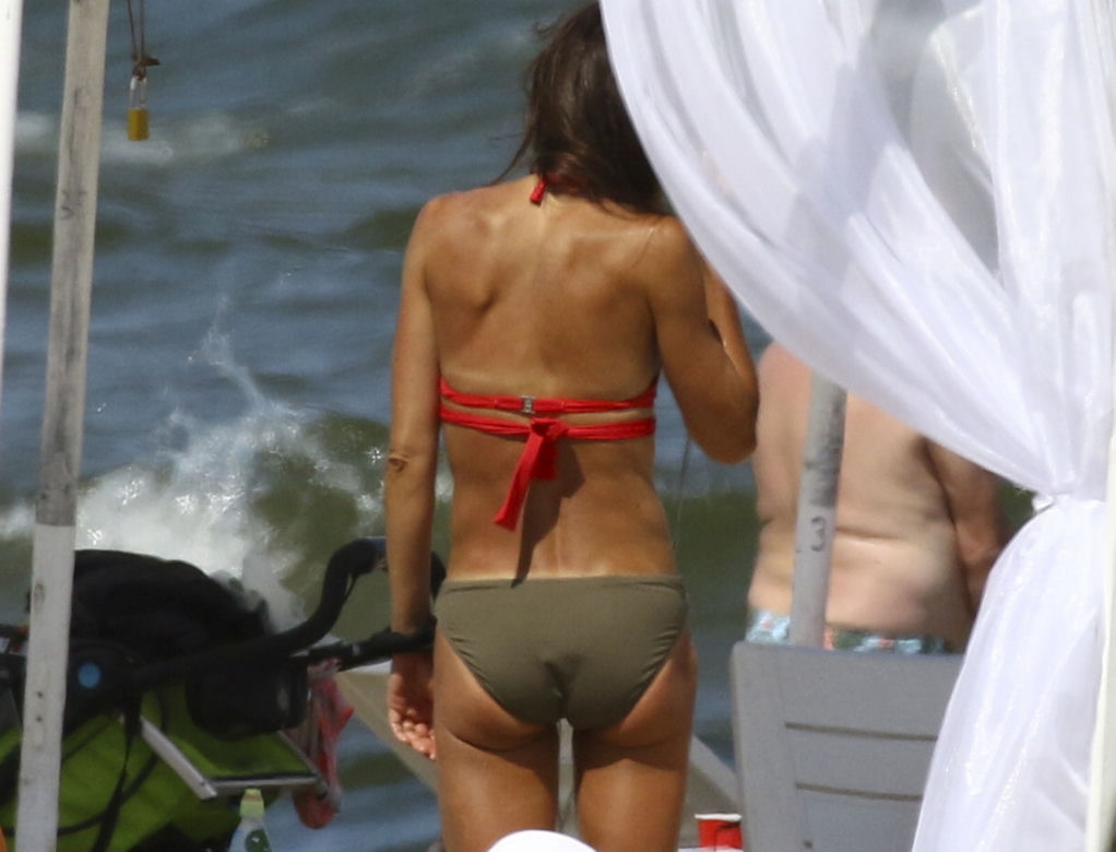 Marta Kaczyńska z rodziną na plaży 