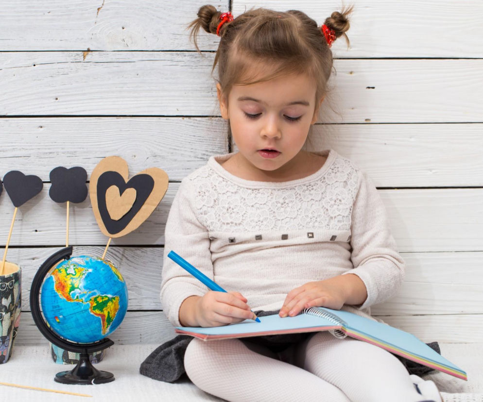 Dlaczego pisanie ręczne rozwija mózg dziecka? Poznaj domowe sposoby na naukę pisania przez zabawę