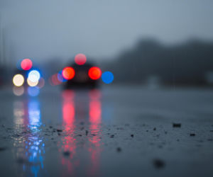 Tragiczne zderzenie w Warszawie. Co doprowadziło do śmierci pasażerki i ucieczki kierowcy?