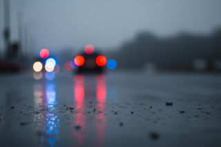 Tragiczne zderzenie w Warszawie. Co doprowadziło do śmierci pasażerki i ucieczki kierowcy?