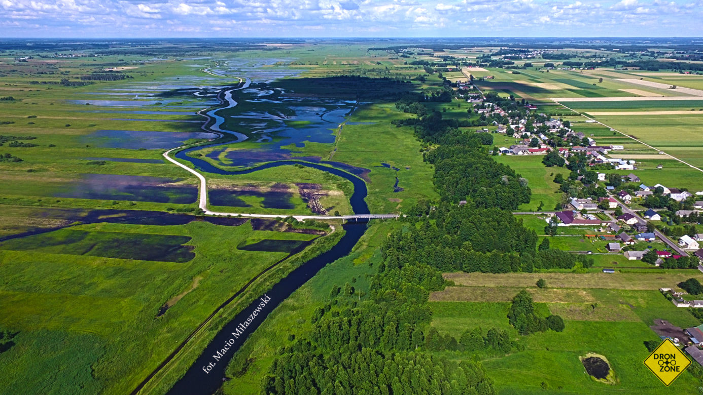 Fantastyczne zdjęcia Biebrzańskiego Parku Narodowego z lotu ptaka. To trzeba zobaczyć! [ZDJĘCIA]