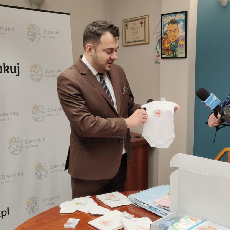Nowość w łomżyńskiej wyprawce dla noworodków. Dzieci dostaną body z logo ŁKS-u