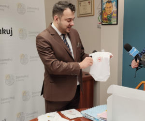 Nowość w łomżyńskiej wyprawce dla noworodków. Dzieci dostaną body z logo ŁKS-u