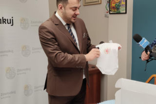 Nowość w łomżyńskiej wyprawce dla noworodków. Dzieci dostaną body z logo ŁKS-u