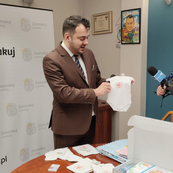Nowość w łomżyńskiej wyprawce dla noworodków. Dzieci dostaną body z logo ŁKS-u
