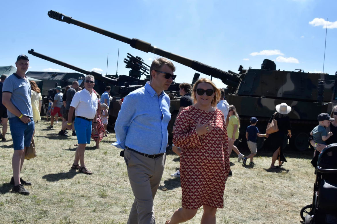 Rodzinny Piknik Lotniczy w Gryźlinach 2023. Lotnicy-akrobaci zachwycili publiczność