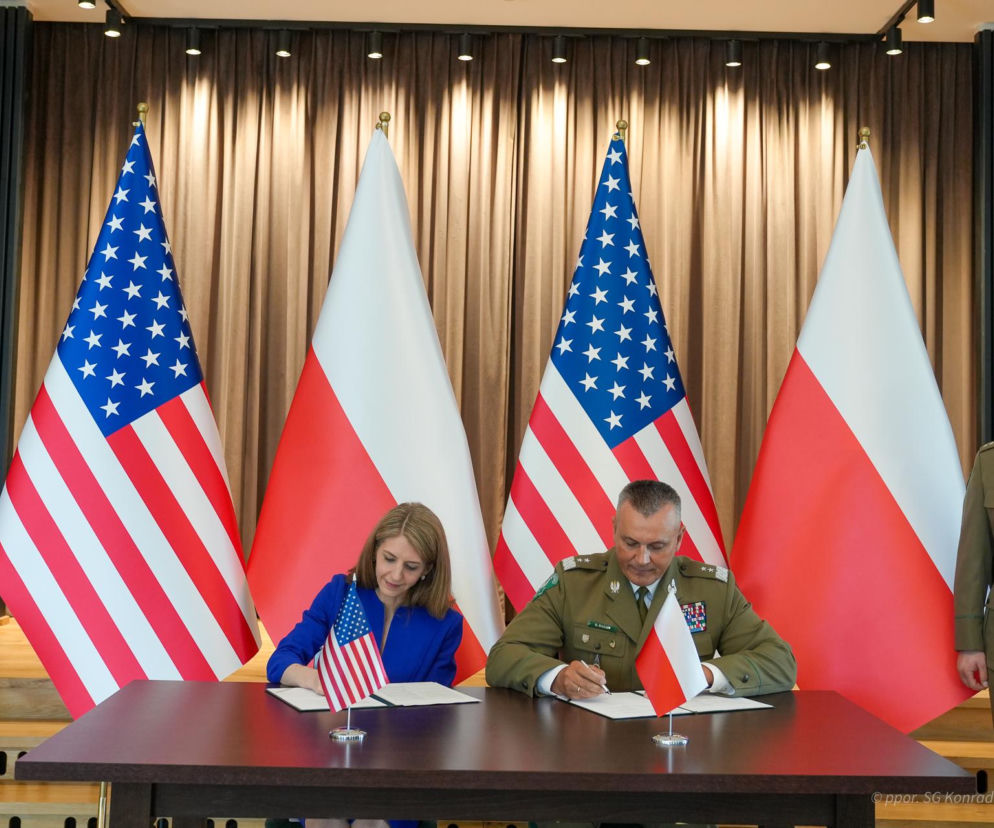 Stephanie Holmes i Robert Bagan podpisują umowę o sprzęcie dla SG. O wsparciu USA przeczytasz na SE Portal Obronny.