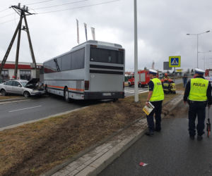 Zderzenie autokaru z osobówką we Włocławku! Policja wyjaśnia okoliczności [ZDJĘCIA] 