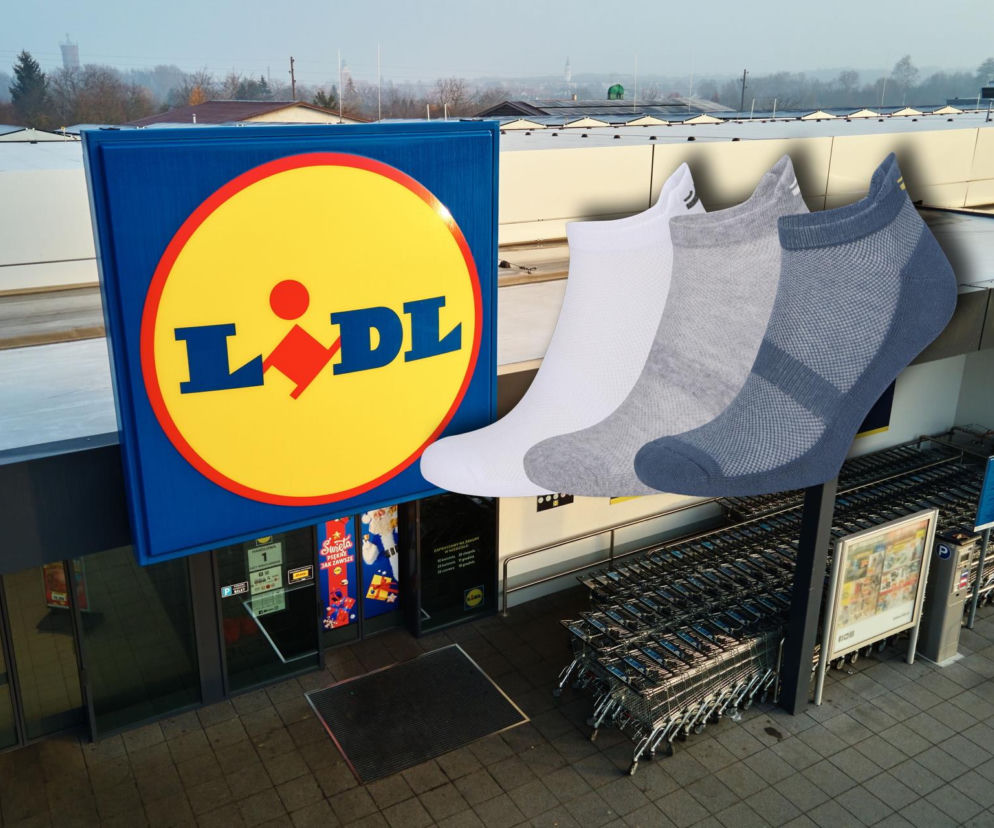 Logo sklepu Lidl na tle wejścia do supermarketu, z rzędami wózków sklepowych po prawej stronie. Na pierwszym planie, grafika przedstawia trzy funkcyjne, sportowe stopki w kolorach białym, szarym i niebieskim. To ilustracja do artykułu o wiosennej kolekcji sportowej Crivit w Lidlu, o której przeczytasz na Super Biznes.
