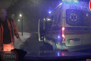 Kierowca karetki zajechał drogę osobówce i wysiadł z pretensjami. O co mu chodziło? [WIDEO]