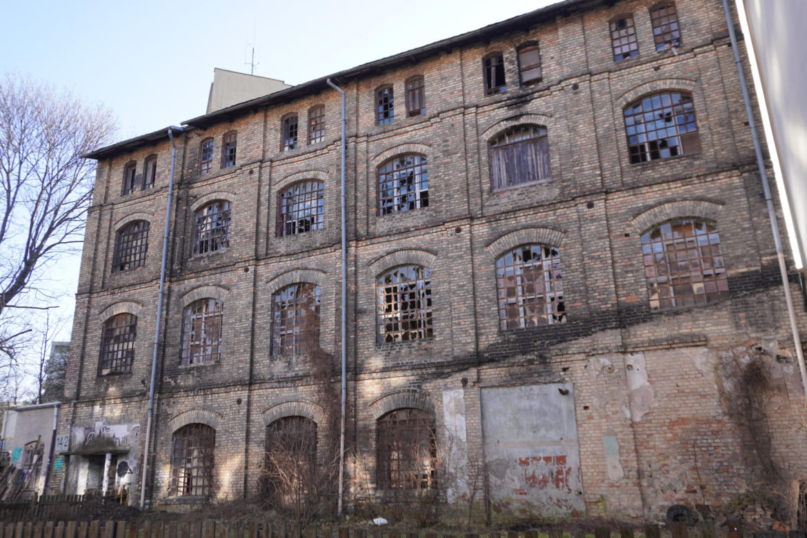 Opuszczona fabryka włókiennicza w Białymstoku. Niszczejące budynki niedaleko centrum miasta